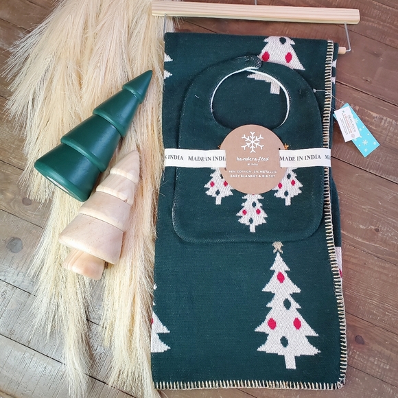Handmade In India Christmas Green & White Knit Baby Toddler Blanket & Bib Set - Picture 10 of 11